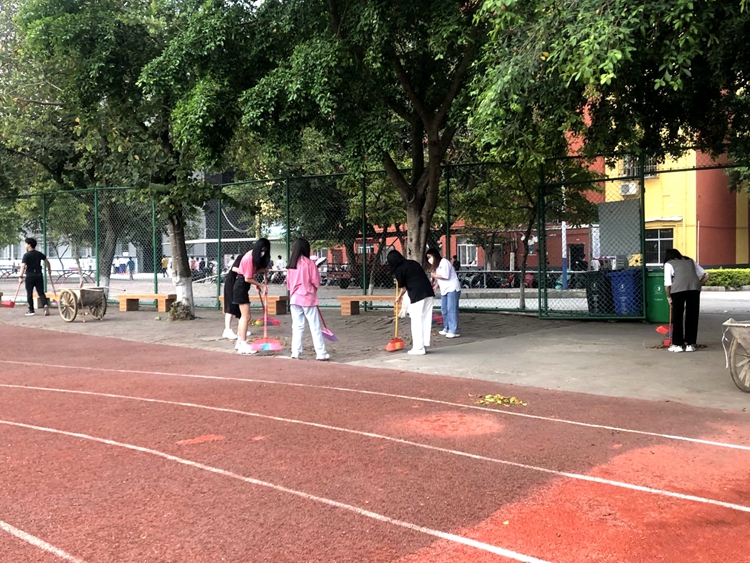 我校開展“愛護(hù)環(huán)境，共建清潔美麗校園