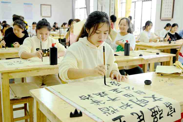 妙筆寫“清廉”，翰墨揚正氣 | 我校開展廉潔文化進書法課堂活動