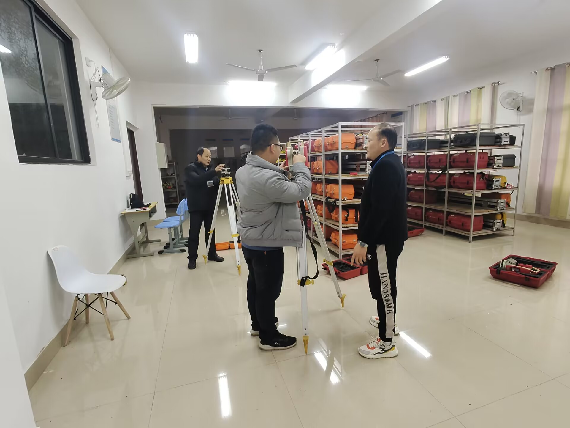 測(cè)繪工程教研室展開測(cè)量?jī)x器設(shè)備維護(hù)